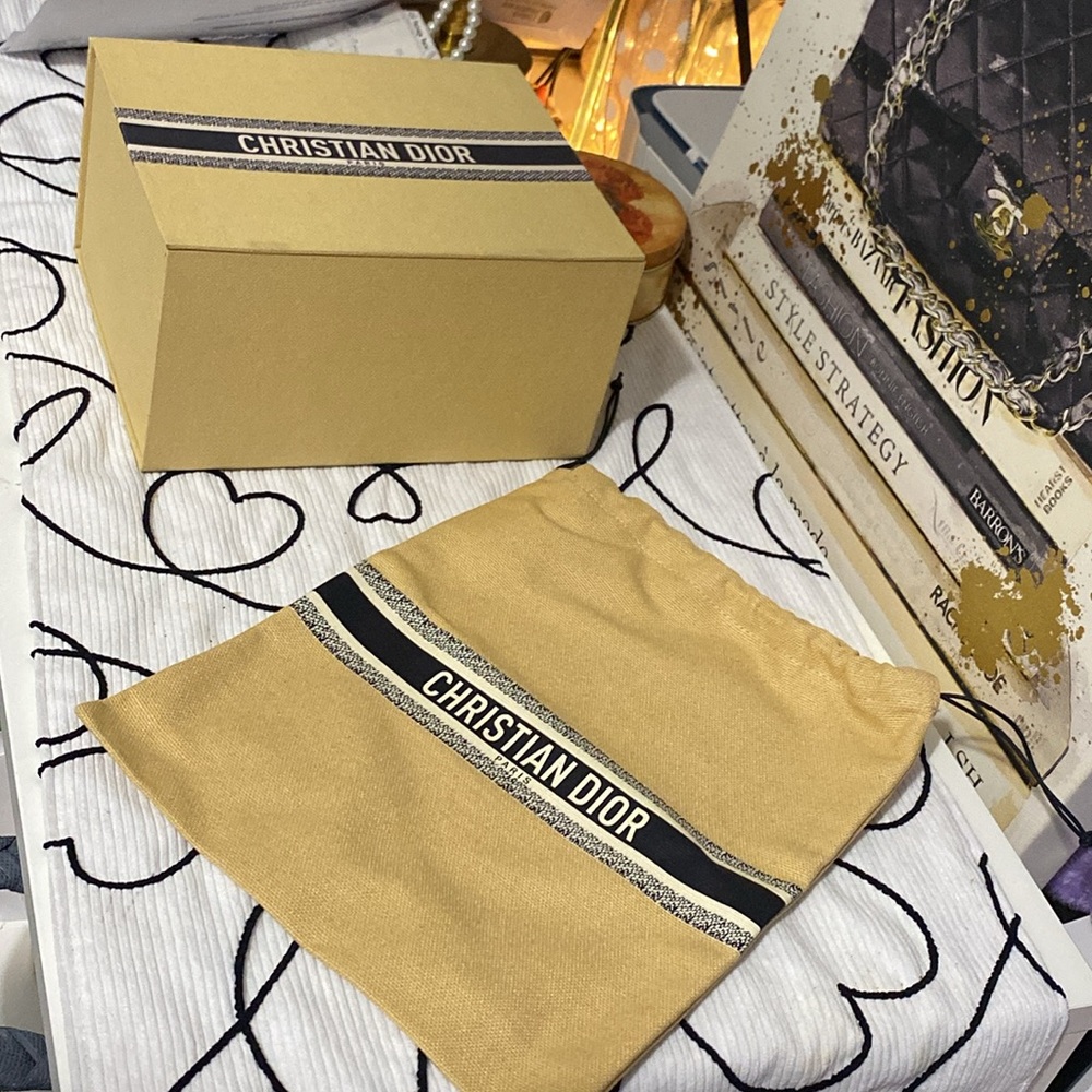 DIOR Raffia String Pouch with Box - Picture 3 of 9